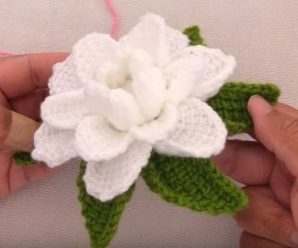 Flor de Crochê Branca Camélia